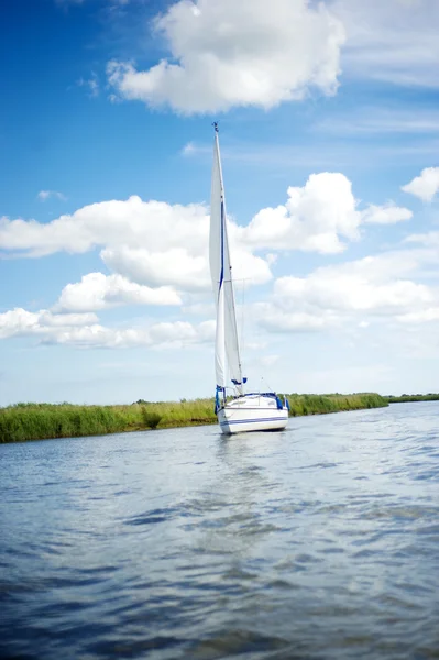 Norfolk broads zeilboot zeilen in een rivier — Stockfoto