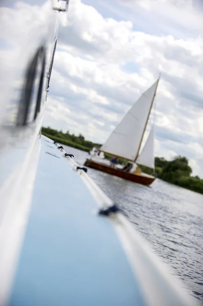 Norfolk Broads view down the side of a boat — Stock Photo, Image