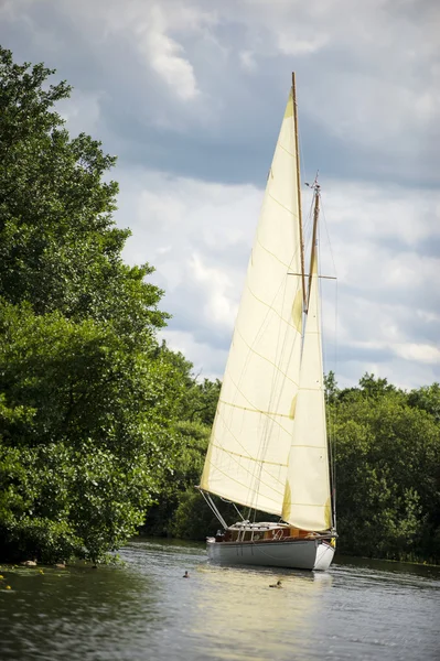 Norfolk Broads barco de vela navegando en un río —  Fotos de Stock