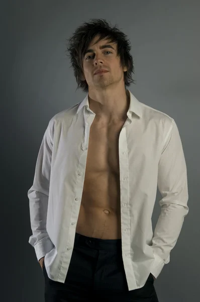 genç adam gri bir arka plan üzerinde izole