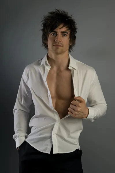 genç adam gri bir arka plan üzerinde izole