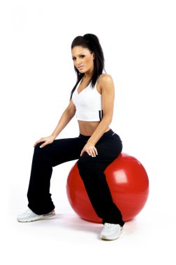 Kırmızı fitness topu üzerinde çalışma dışarı genç esmer kadın