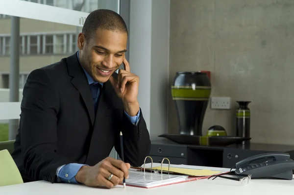 Man aan het werk aan een bureau in kantoorgebouw — Stockfoto