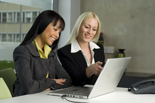 birlikte çalışan iki güzel kadın