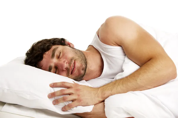 Uomo sdraiato nel letto bianco dormire — Foto Stock