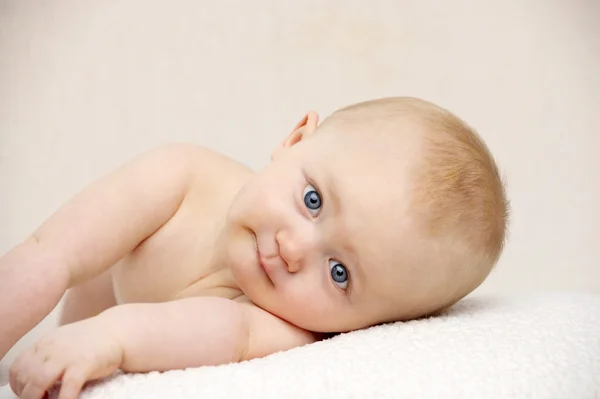 Bébé regardant la caméra sur un fond de pêche — Photo