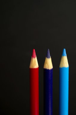 kırmızı, mavi ve mor renkli boya kalemi siyah backgrou üzerinde kalem