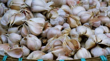 Geleneksel pazarda bir avuç beyaz soğan