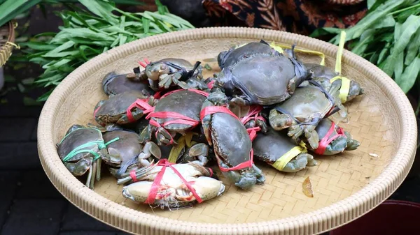 传统亚洲市场的新鲜螃蟹 — 图库照片