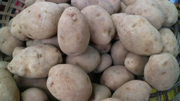 Bunch Fresh Harvested Organic Asian Potatoes Dirt Market — Stock Photo, Image