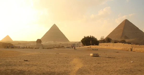 Три пирамиды Гизы и сфинкса — стоковое фото