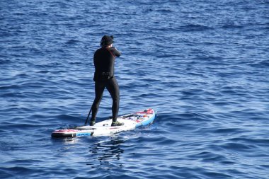 denizde yatılı kürek ayağa 