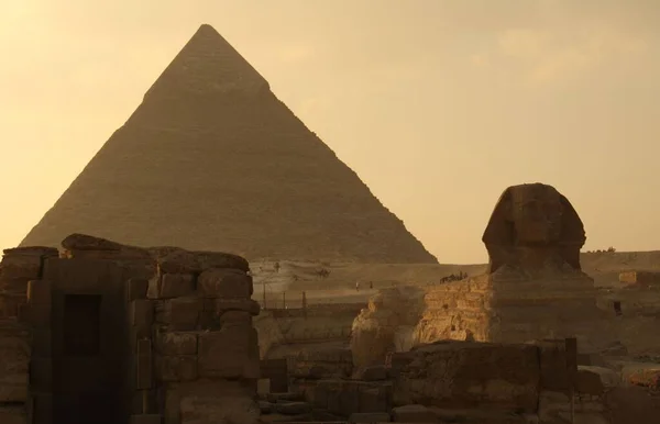 Средняя пирамида Гизы, пирамида Хефрена — стоковое фото