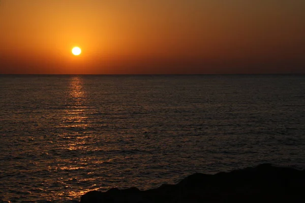 Солнечный диск над синим морем — стоковое фото