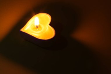 Kalp mum ve gölgesini oluşturdu.