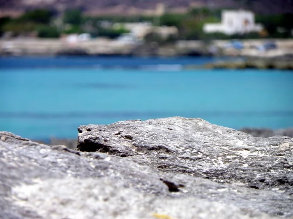 Rochas pretas e mar azul — Fotografia de Stock