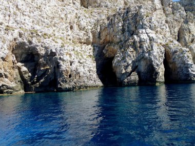 Uçurumun içine su, marettimo, Sicilya, İtalya