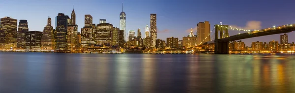 De skyline van Manhattan met brooklyn bridge in de schemering — Stockfoto