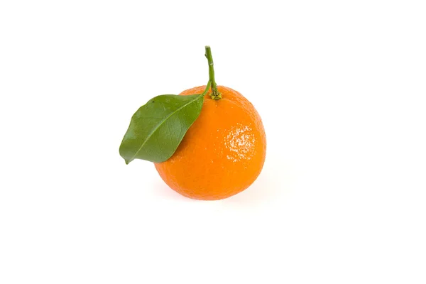 Mandarine mit grünem Blatt — Stockfoto