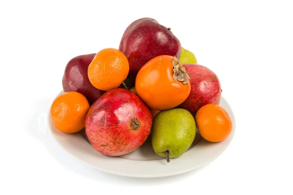 Prato cheio de frutas isoladas em branco — Fotografia de Stock