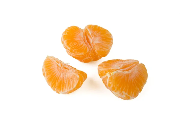 Skalade tangerine mot vit bakgrund — Stockfoto