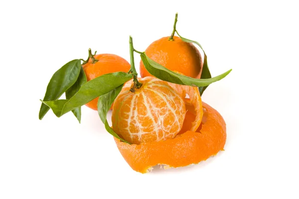 Una mandarina pelada y dos con una cáscara sobre un fondo blanco — Foto de Stock