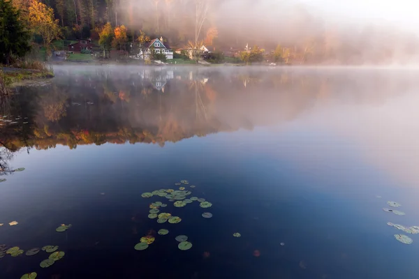 Misty morning on the Rock Lake, fog and autumn foliage at sunrise — Stock Photo, Image