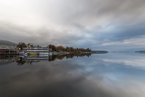Lake george bij zonsopgang, bewolkt herfst ochtend — Stockfoto