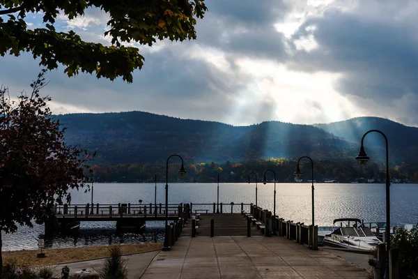 Lake george bij zonsopgang, bewolkt herfst ochtend — Stockfoto