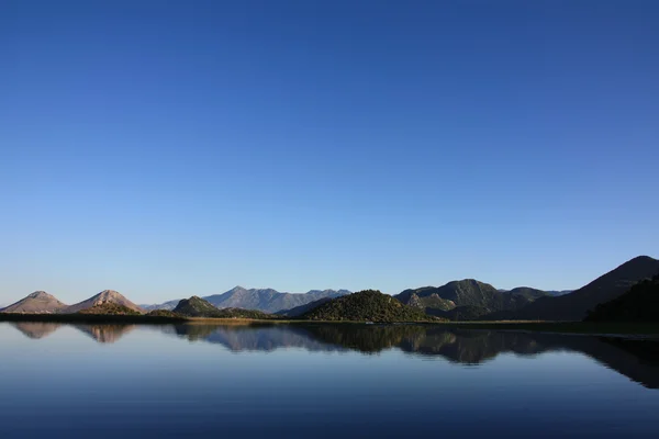 Blue sky and water of Lake Skadar — Stock Photo, Image