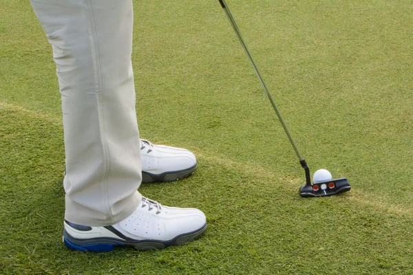 Detailní záběr na nohy s golfovou hůl a míček na odpališti trávě, golfista pre — Stock fotografie