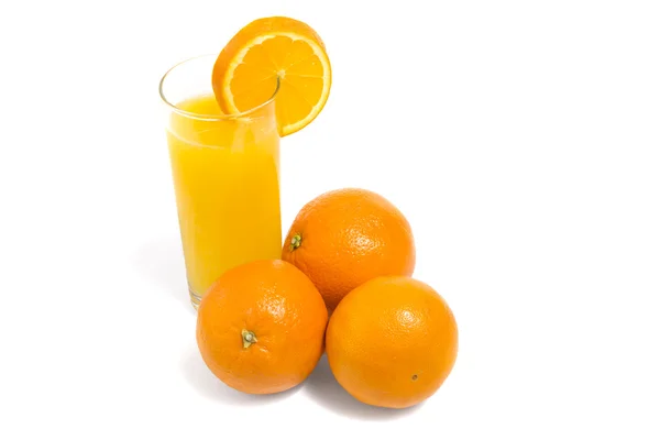 Laranja fresca e copo de suco — Fotografia de Stock