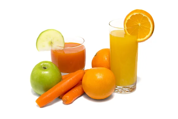 Свежий овощной сок с морковным яблоком и апельсином — стоковое фото