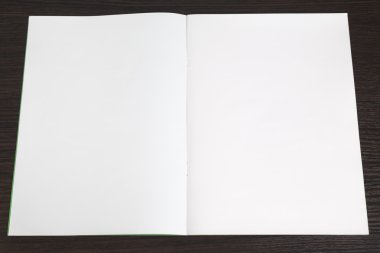 boş çizim defteri ile beyaz ve renkli sayfa