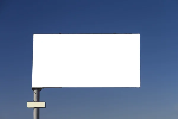Panneau d'affichage blanc sur fond bleu ciel — Photo
