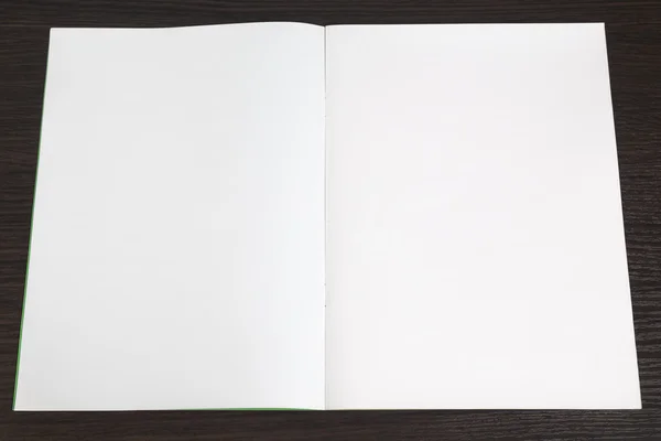 Livro de desenho em branco com páginas brancas e coloridas — Fotografia de Stock