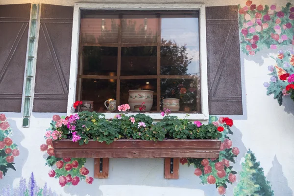Окно украшено цветами — стоковое фото