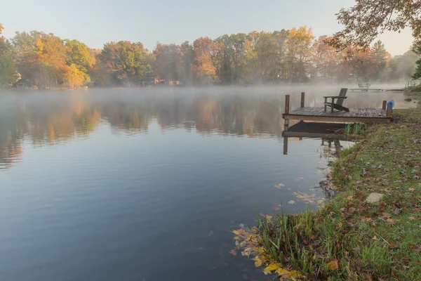 Mistige ochtend op de rots lake, west virginia — Stockfoto