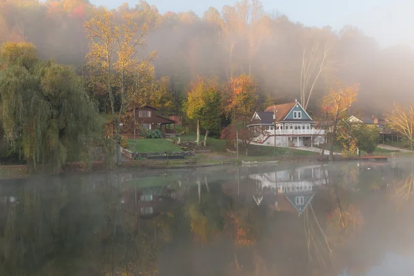 Mistige ochtend op de rots lake, west virginia — Stockfoto