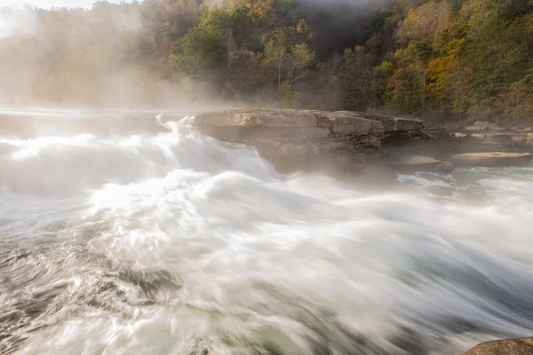 As cascatas do rio Tygart sobre rochas no Valley Falls State Park — Fotografia de Stock