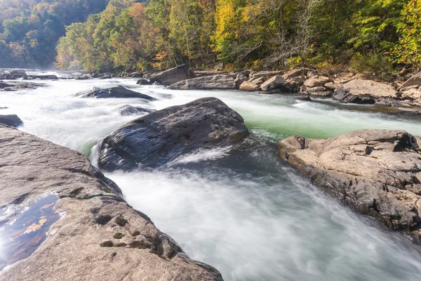 Las cascadas del río Tygart sobre rocas en Valley Falls State Park — Foto de Stock