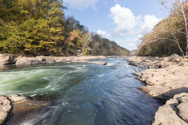 Der Tygart River stürzt über Felsen am Talfall State Park — Stockfoto