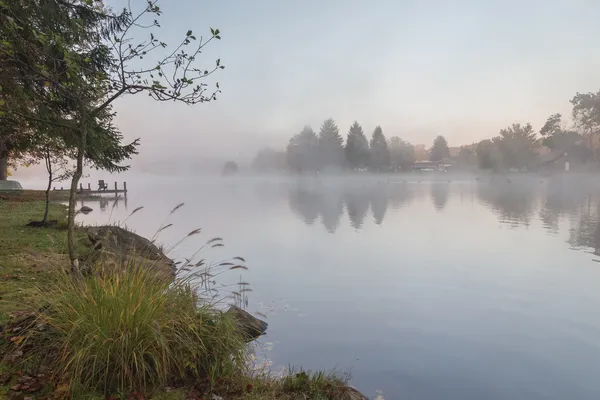 Mistige ochtend op de rots lake, west virginia — Stockfoto