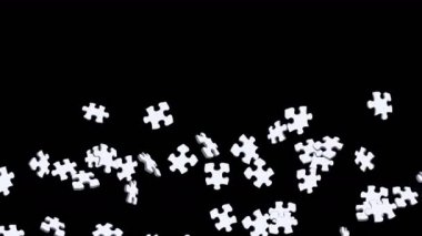 Birçok beyaz yapboz parçası siyah arka planda havada yüzüyor. İş başarısı ve çözüm konsepti. 3B döngü canlandırması.