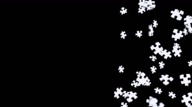 Birçok beyaz yapboz parçası siyah arka planda havada yüzüyor. İş başarısı ve çözüm konsepti. 3B döngü canlandırması.