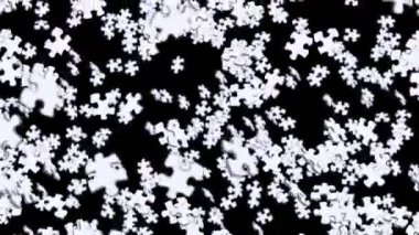 Birçok beyaz yapboz parçası siyah arka planda havada yüzüyor. İş başarısı ve çözüm konsepti. 3B döngü canlandırması.