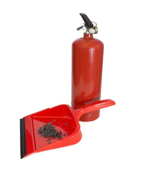 Lopatka s popelem a hasicí přístroj — Stock fotografie