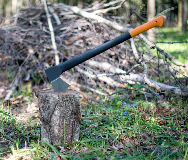 AXE fastnat på stubben — Stockfoto