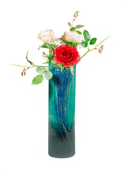 Vase mit künstlichen Rosen — Stockfoto