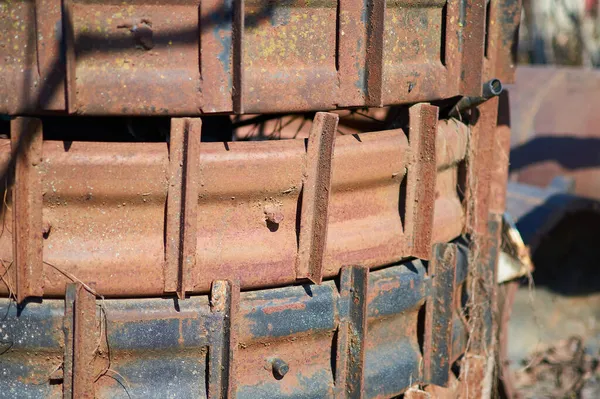 Железные металлические колеса из старой сломанной технологической системы орошения — стоковое фото